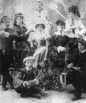 Najmlajši član postojnskega gledališča Ivan lenček, sedi skrajno levo, 1920